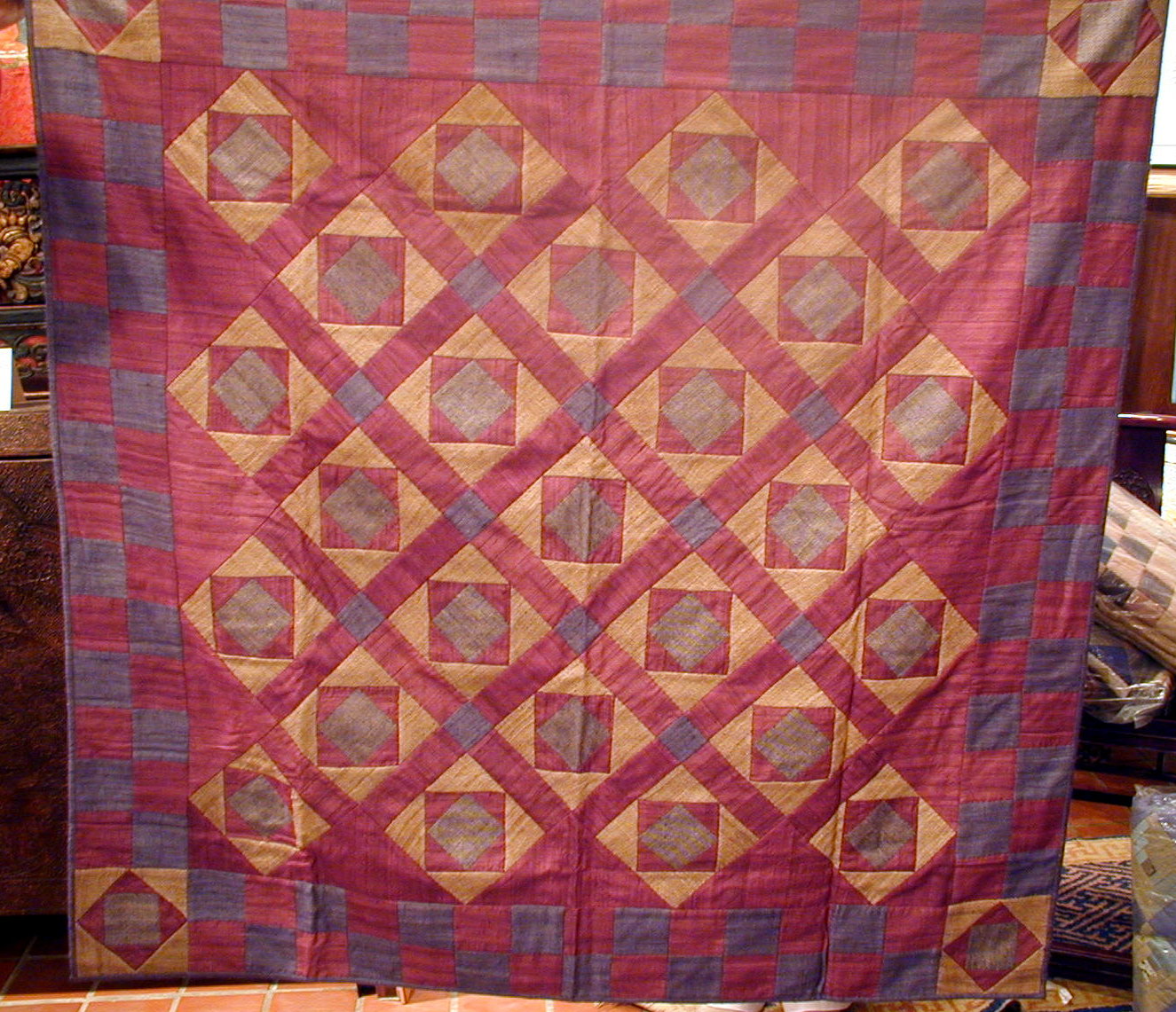 Q2-5 Marroon ground silk quilt with Hower Glass pattern